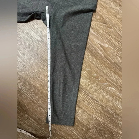 Gray Nike Dri Fit Capri Legging Cropped Size XS Like New 88% Recycled Polyester - Picture 4 of 8